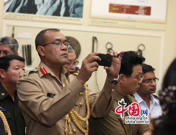 Des attachés militaires étrangers visitent une exposition sur le Tibet 8