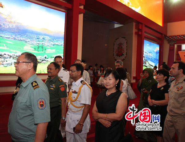 Des attachés militaires étrangers visitent une exposition sur le Tibet 10