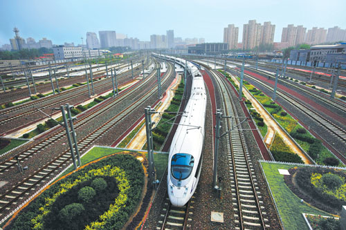 Le 30 juin dans l&apos;après-midi, le train à grande vitesse (TGV) Beijing-Shanghai part de la Gard du Sud de Beijing.