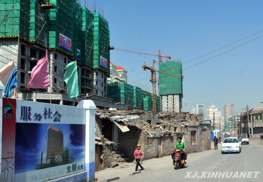 Le chantier de rénovation d'un bidonville à Heijiashan d'Urumqi. Photo prise le 5 juillet. 