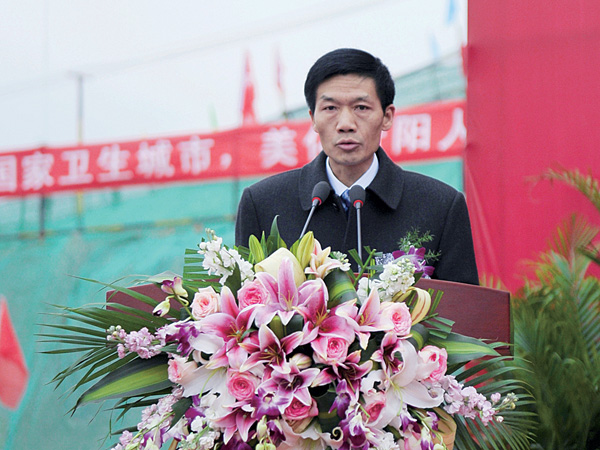 Li Zaiyong, maire de Guiyang, fait un discours lors de la cérémonie d'inauguration du chantier des logements sociaux. DONG NING