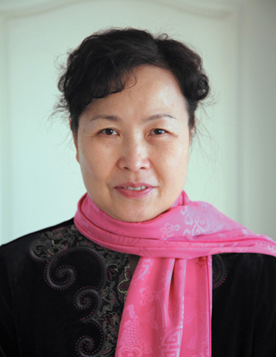 WU WEI est vice-directrice générale du Bureau n°3 de l'Office d'information du Conseil des affaires d'État et membre de la direction du Groupe pour la diffusion des livres chinois à l'étranger.