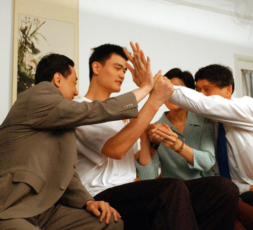 1. Le 28 juin 2002, durant la draft de la NBA, Yao Ming a été sélectionné à la première place par les Houston Rockets, marquant le début de sa carrière dans la ligue américaine.