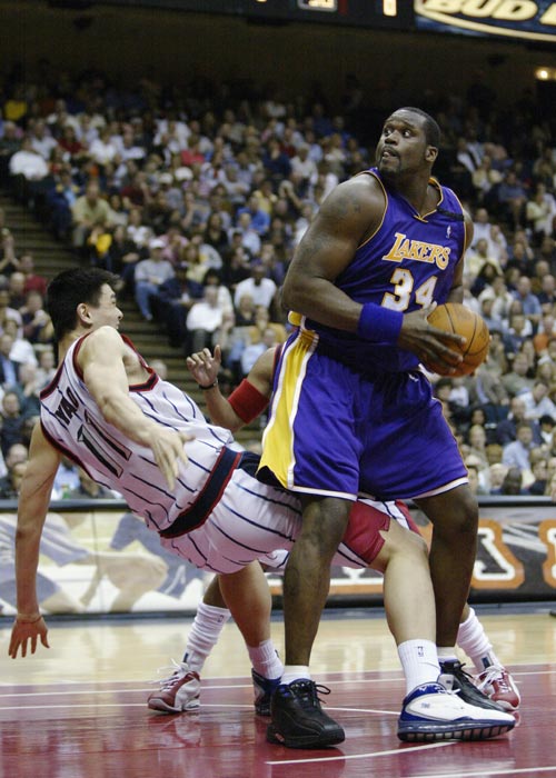 4. Le 18 janvier 2003, Yao Ming rencontre pour la première fois Shaquille O'Neal, le meilleur pivot de la ligue.