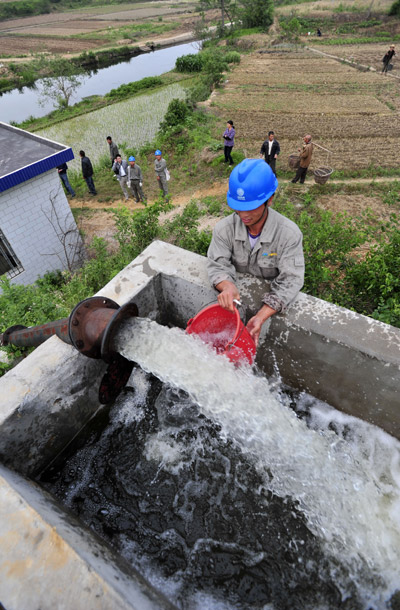 Un travailleur répare une station de pompage d'irrigation dans le village de Dahuangwan, Wuhan, capitale de la province du Hubei, en mai.