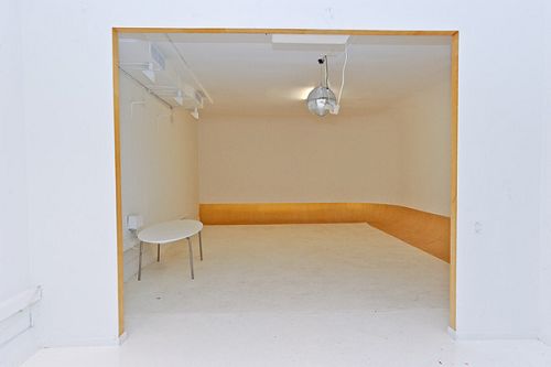 Le studio de photographie au rez-de-chaussée était un lieu de rassemblement de l'élite artistique new-yorkaise et une galerie d'exposition. Les murs et le sol blancs apportent une belle harmonie à la pièce.