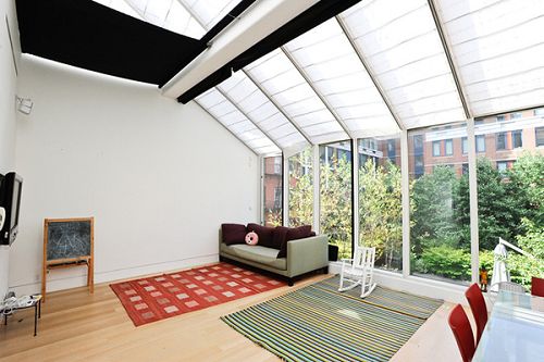 L'espace au sommet a été transformé en salle de jeu pour les enfants.