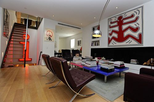 Des parquets de chêne blanc, de l'acier noir et du verre ont été utilisés dans la rénovation de la maison d'Olivier Sarkozy, moyennant une dépense de 2 millions de dollars.