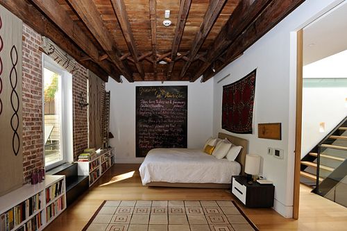 La maison de quatre étages et six chambres s'étale sur une superficie de 790 mètres carrés.