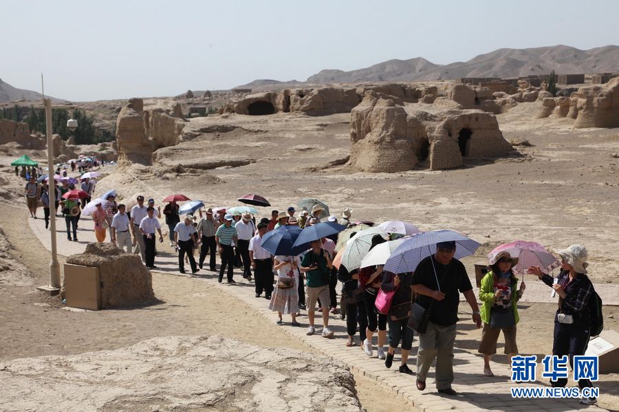 Le 12 juillet, des touristes visitent la ville antique de Jiaohe, à Tourfan, bravant les fortes chaleurs.