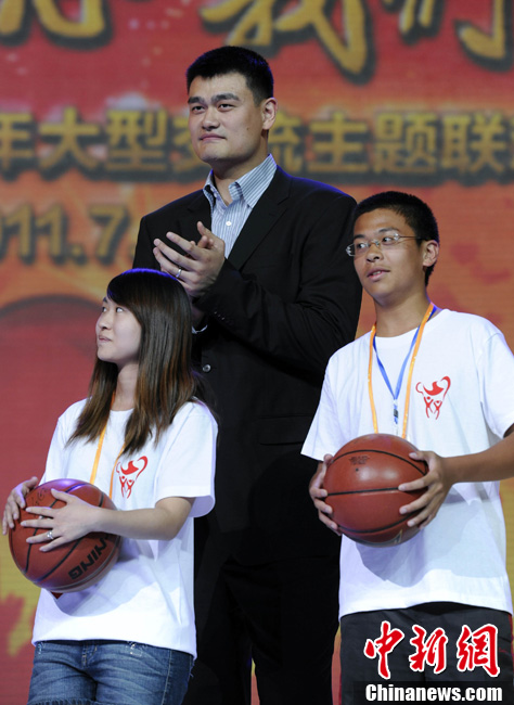 Yao Ming a offert des ballons de basket dédicacés à deux jeunes fans comme cadeau d'anniversaire.