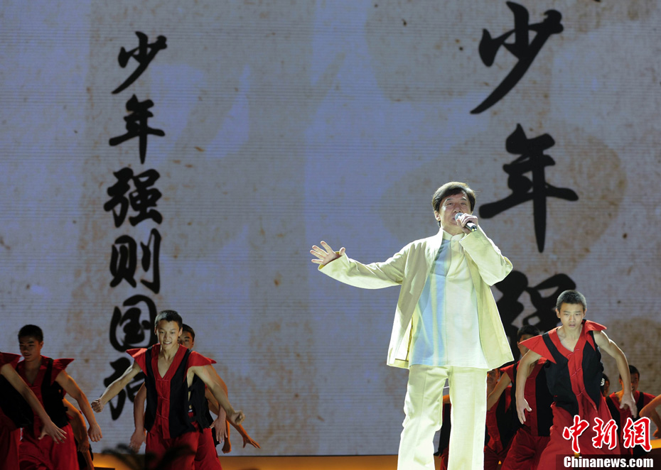 Jackie Chan a interprété une chanson pour les jeunes.