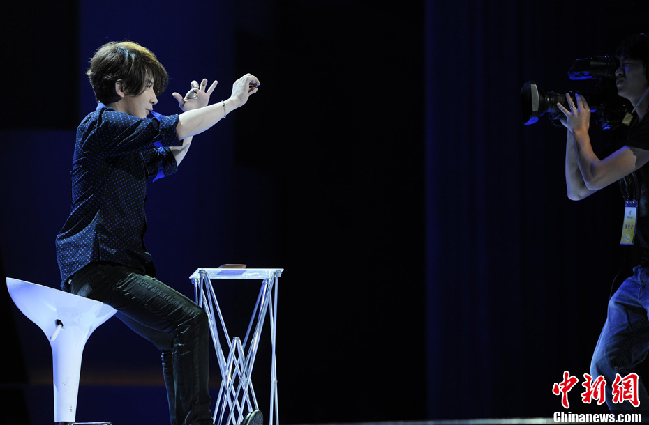 Liu Qian, célèbre magicien taïwanais, lors de sa représentation.