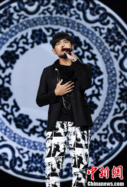 Jay Chou, l&apos;une des pop-stars les plus célèbres de Chine, a interprété sa chanson Porcelaine bleu et blanche