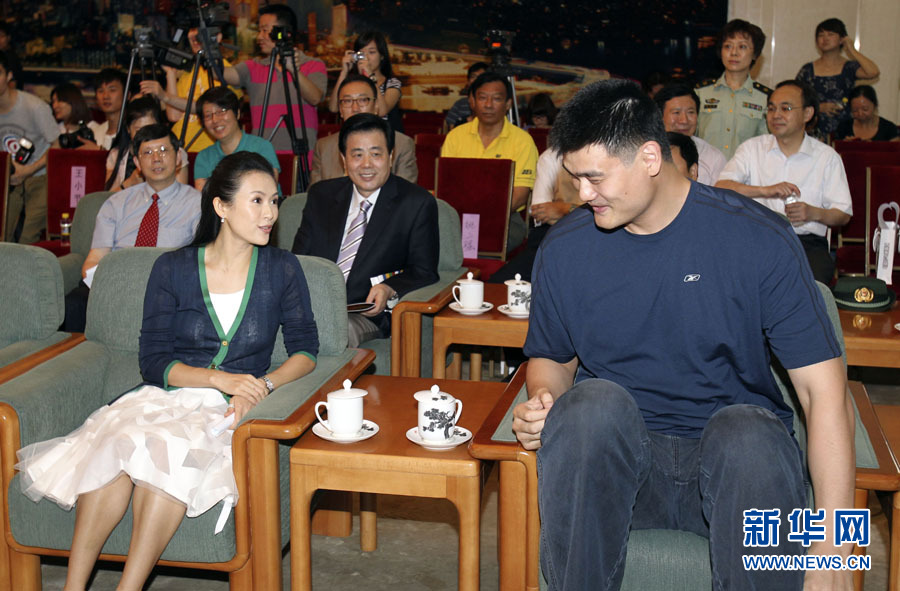 Le 13 juillet, Zhang Ziyi (à gauche) et Yao Ming, lors de la cérémonie de lancement de la campagne de bienfaisance pour le Tibet organisée par Han Hong.