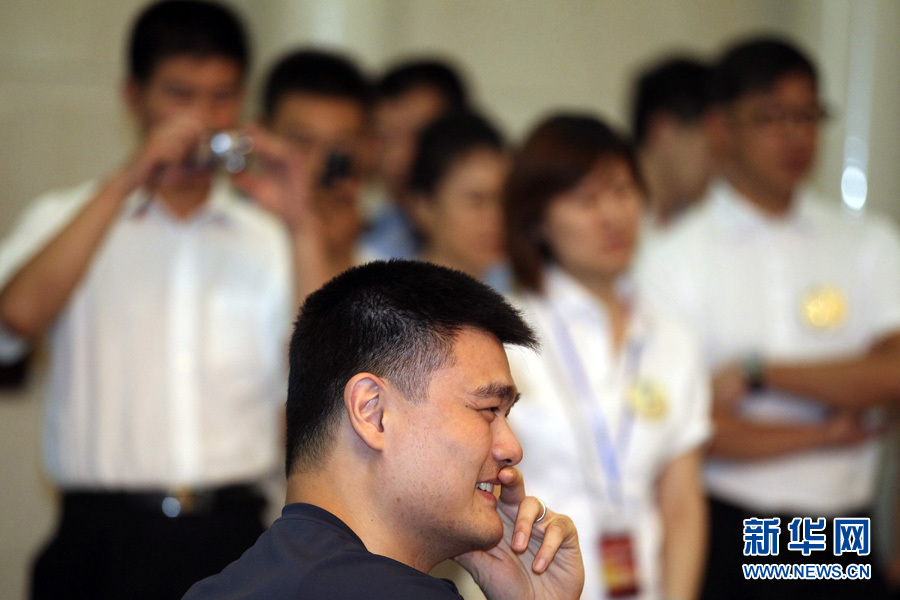 Le 13 juillet, Yao Ming lors de la cérémonie de lancement de la campagne de bienfaisance pour le Tibet organisée par Han Hong.