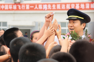 Chen Wei offre des souvenirs aux écoliers locaux.