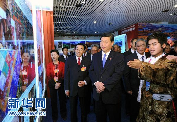 Le vice-président chinois assiste à une exposition sur les accomplissements du Tibet depuis la libération pacifique 