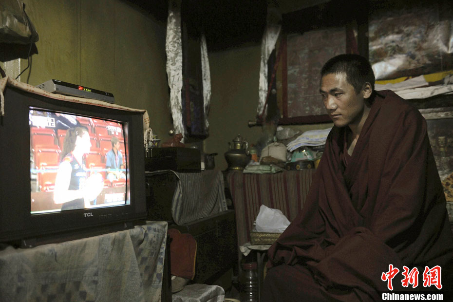 Un moine regarde son émission sportive préférée dans son dortoir. Les 500 chambres monacales sont équipées de la télévision numérique, avec treize chaînes de la télévision centrale et 47 chaînes locales.