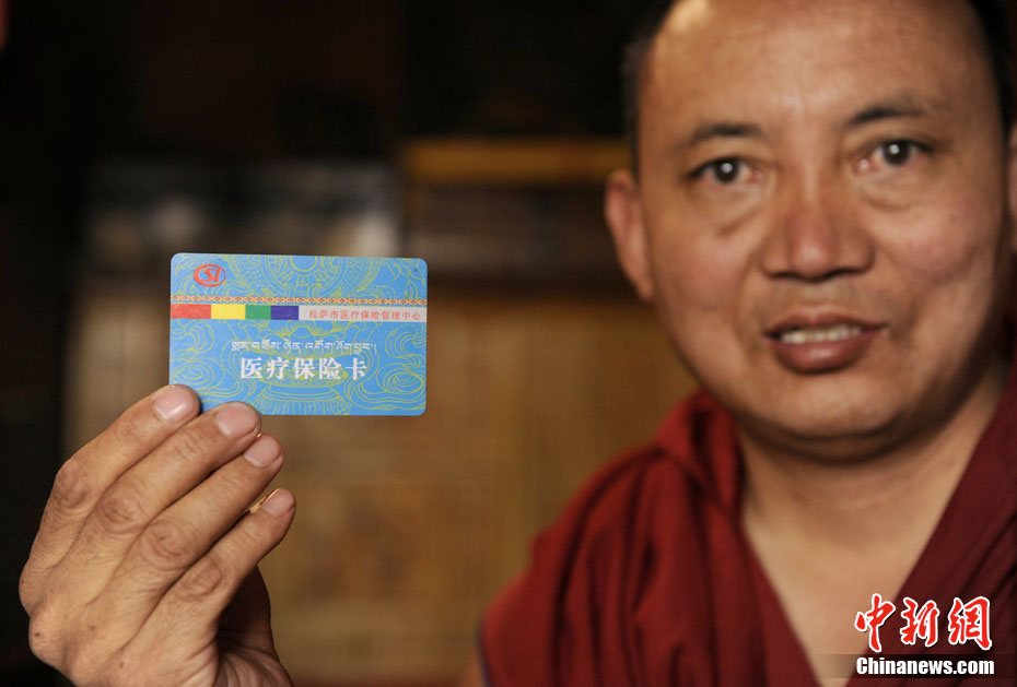 Dans la maison de retraite du monastère Sera, le moine Qiangjiu âgé de 67 ans présente sa carte d'assurance-maladie. Les 486 moines du monastère possèdent une carte d'assurance-maladie, et 122 dont l'état civil est enregistré dans le monastère ont été affiliés à l'assurance-vieillesse.