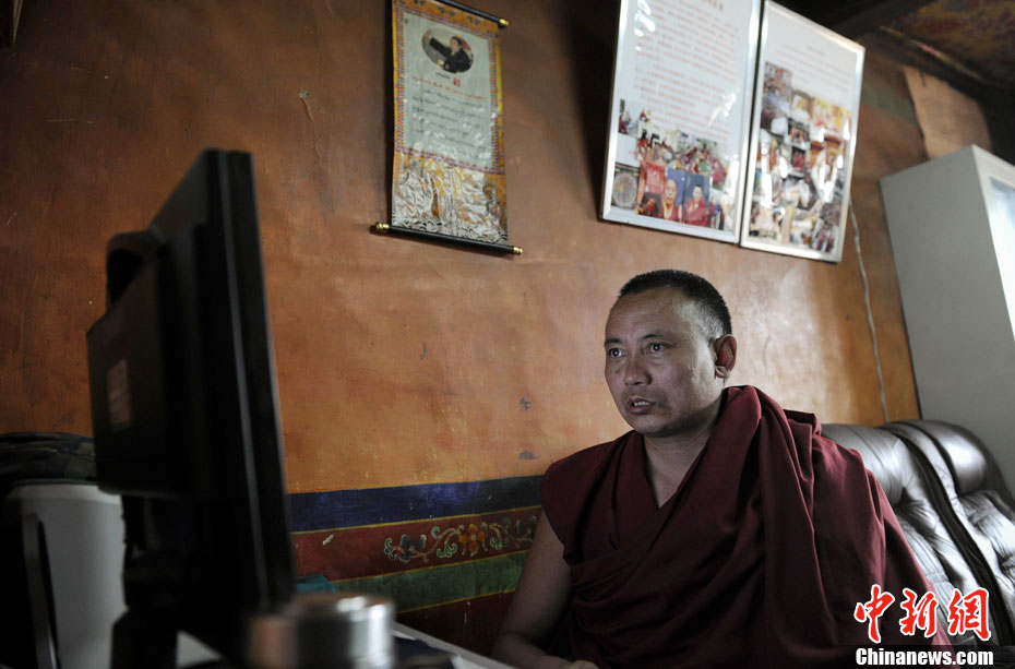 Qiangba Zhaxi est le directeur du bureau des affaires bouddhistes du monastère, qu'il gère par ordinateur. Une vingtaine de moines ont leur ordinateur dans le monastère Sera.