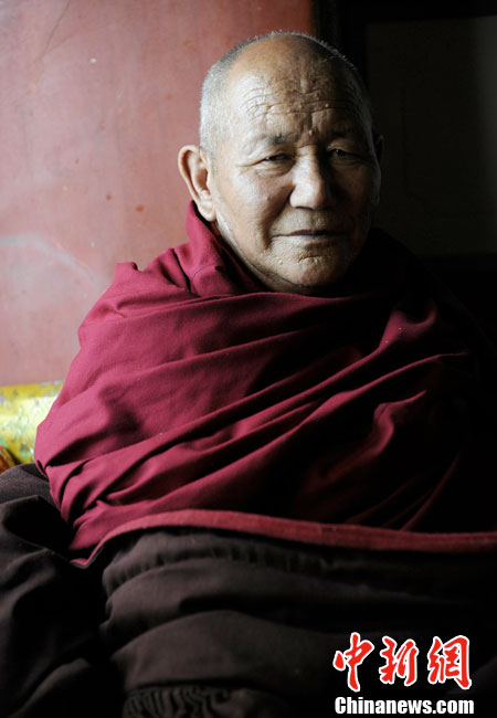 Luosang Qunpei, directeur chargé de la gestion du monastère Sera, écoute les nouvelles à la radio. Parfois, il regarde un film avec les moines.