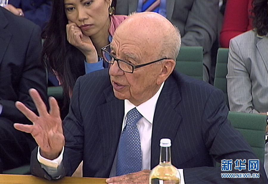 L'audition des Murdoch brièvement suspendue après une tentative d'agression 6