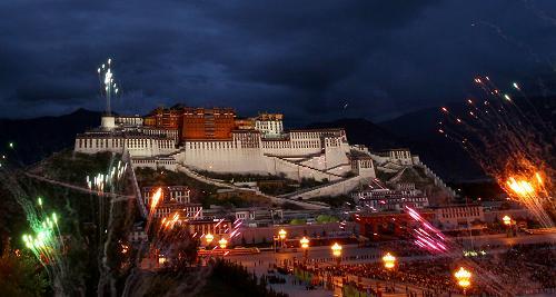 Tibet : des feux d´artifices pour fêter la libération pacifique