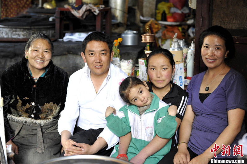 Photo de famille : (de gauche à droite) la grand-mère de Zhuoma, le père de Zhuoma, la mère et une cousine de Zhuoma qui aide la famille à tenir le commerce.