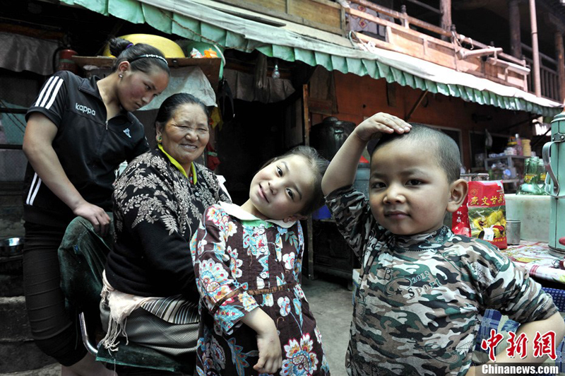 Zhuoma joue avec Luosang.