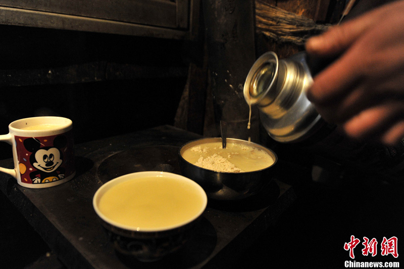 Le petit-déjeuner de Zhuoma : de la zanba (nourriture à base de farine d'orge) et du thé au beurre de yack.