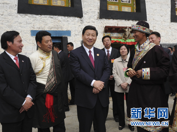 Xi Jinping chez le villageois Gesang Wangjiu (à droite).