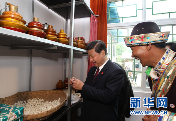 Xi Jinping goûte le fromage de Gesang Wangjiu.