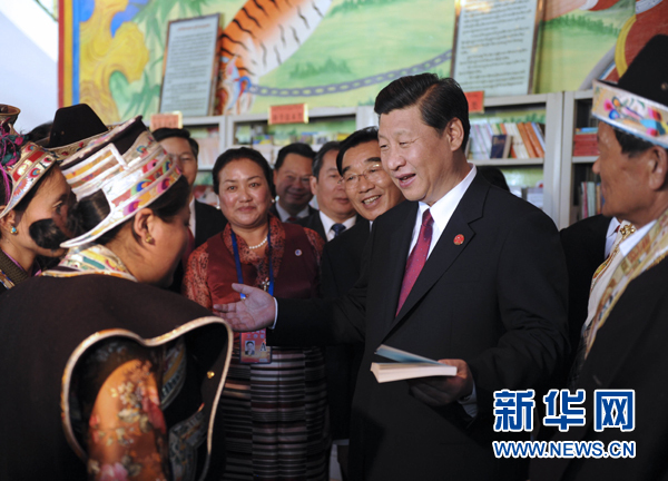 Xi Jinping converse agréablement avec de jeunes Tibétains dans la salle de lecture pour les agriculteurs.