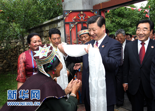 La mère de Gesang Wangjiu offre un hada (écharpe de soie blanche) à Xi Jinping.