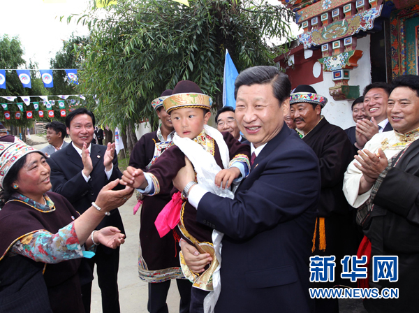 Xi Jinping porte un enfant tibétain de trois ans dans le village de Baji.