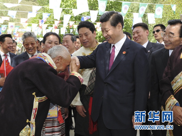 Xi Jinping rencontre des personnes âgées dans le village de Baji.