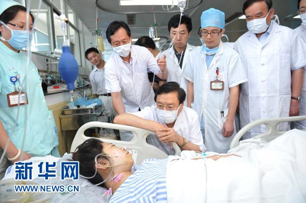 Le vice-premeir ministre Zhang Dejiang voit les blessés.