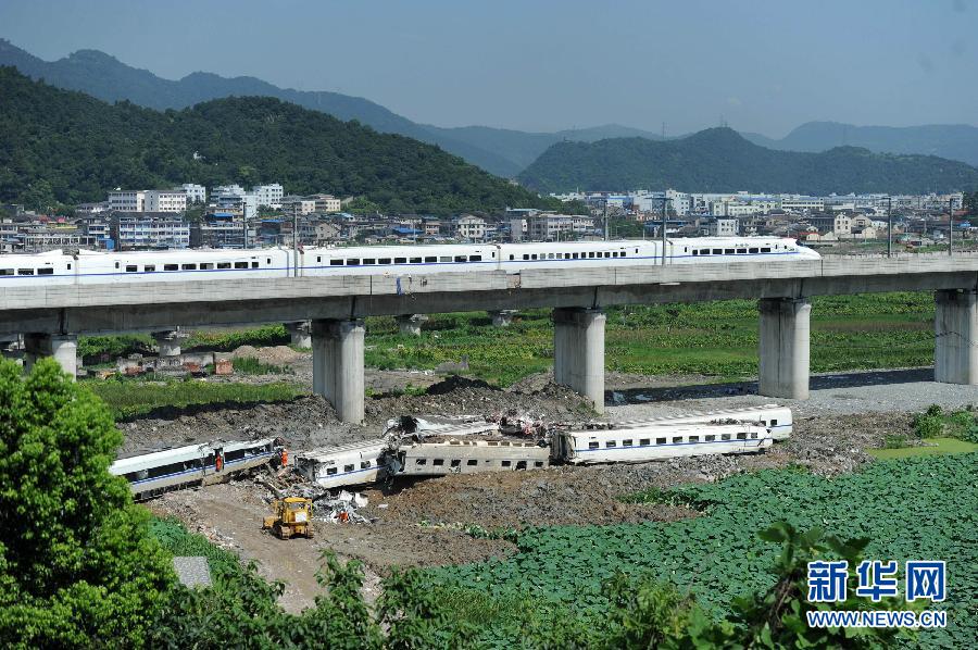 Un train passe lundi matin sur le site de l'accident meurtrier qui a eu lieu samedi dans la province du Zhejiang (est).