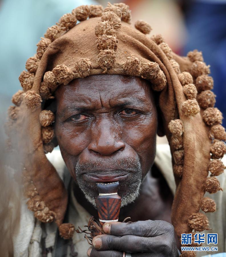 Le 25 juillet à Abidjan, capitale économique ivoirienne, un chasseur joue à l'instrument musical traditionnel.