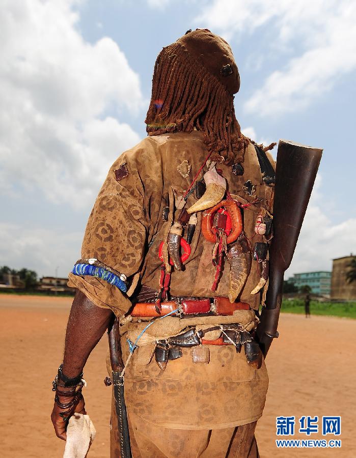 Le 25 juillet à Abidjan, capitale économique ivoirienne, les décorations sur les vêtements des chasseurs sont considérées dotées de pouvoirs magiques.