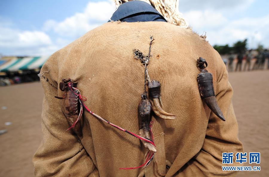 Le 25 juillet à Abidjan, capitale économique ivoirienne, les décorations sur les vêtements des chasseurs sont considérées dotées de pouvoirs magiques.