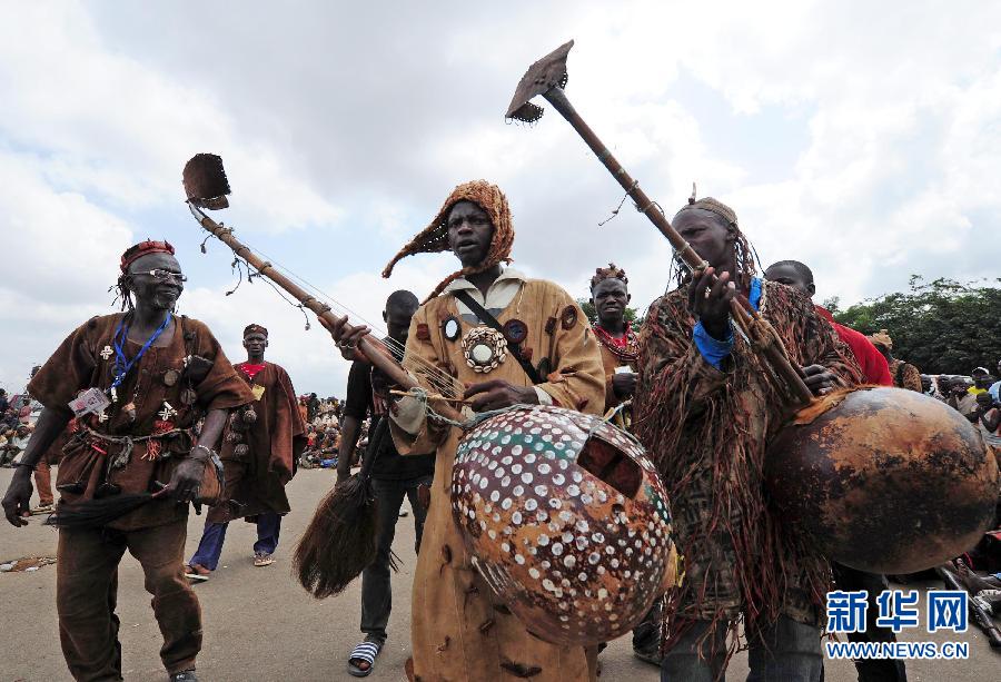 Le 25 juillet à Abidjan, capitale économique ivoirienne, des chasseurs jouent des instruments musicaux traditionnels.