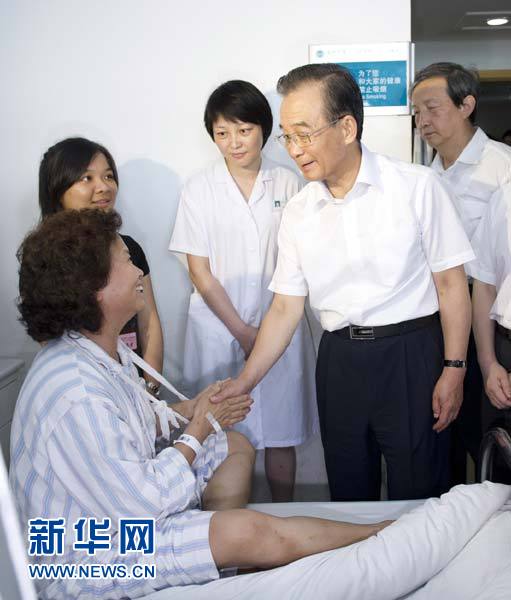 Wen Jiabao a également rendu visite à d'autres blessés à l'hôpital, avant de se rendre à une conférence de presse tenue sur les lieux de l'accident ferroviaire.