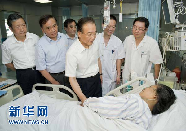 Wen Jiabao a également rendu visite à d'autres blessés à l'hôpital, avant de se rendre à une conférence de presse tenue sur les lieux de l'accident ferroviaire.