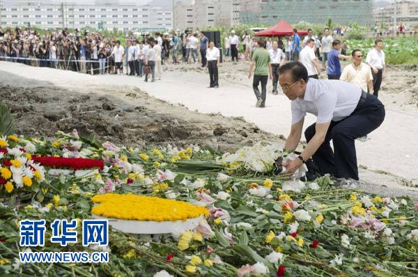 Le premier ministre chinois Wen Jiabao présente ses condoléances aux victimes de l&apos;accident de collision des deux trains à Wenzhou.