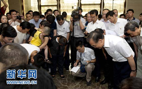 Wen Jiabao a également rendu visite à des proches des autres blessés à l&apos;hôpital, avant de se rendre à une conférence de presse tenue sur les lieux de l&apos;accident ferroviaire.