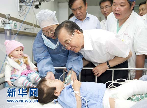 Wen Jiabao, qui est arrivé à Wenzhou jeudi matin, a caressé la tête du bébé de deux ans et demi Xiang Weiyi et a demandé aux médecins et à ses proches de 'prendre soin d'elle.'