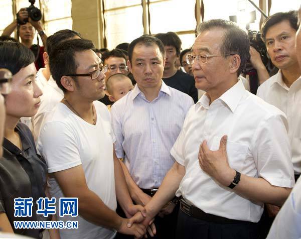 Wen Jiabao a également rendu visite à des proches des autres blessés à l&apos;hôpital, avant de se rendre à une conférence de presse tenue sur les lieux de l&apos;accident ferroviaire.