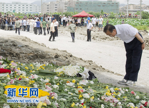 Le premier ministre chinois Wen Jiabao présente ses condoléances aux victimes de l&apos;accident de collision des deux trains à Wenzhou.